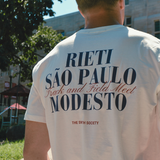 Athletic man wearing swith apres run club crewneck tee with closeup of the back with graphics and text